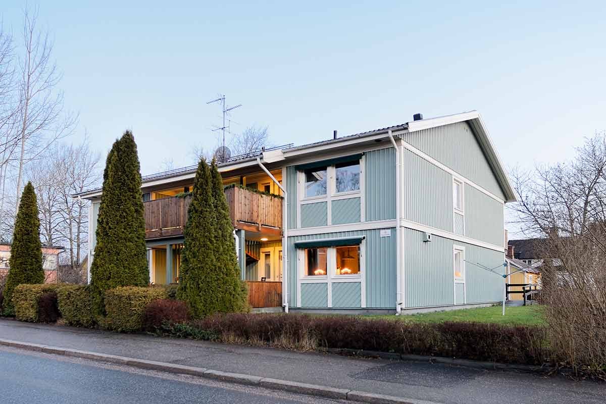 Rekkehus med store hekker fremfor, til illustrasjon for skatt på utleie av bolig