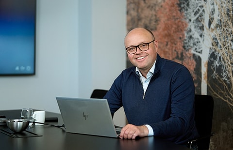 Espen jobber på  Oslo-kontoret til BN Bank, illustrasjon til artikkel På lag med kundene