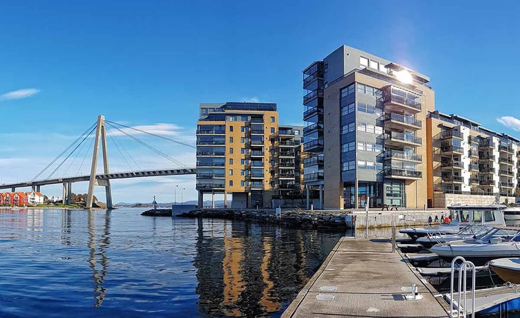 Leilighetsbygg og bru ved vannet i Stavanger, til illustrasjon for depositumskonto til bedrift