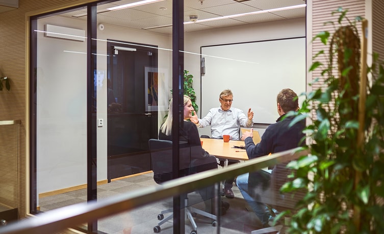 Møterom med 3 personer
