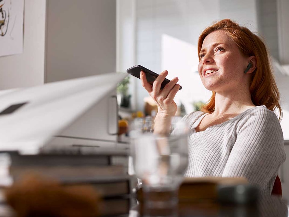 Jente snakker i telefonen, til illustrasjon for serielån vs annuitetslån