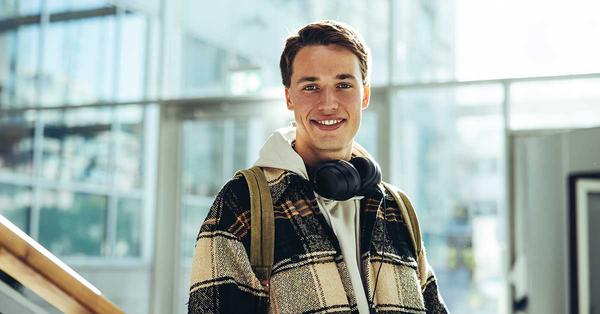 Ung gutt med headset rundt halsen smiler, til illustrasjon for fylle opp BSU
