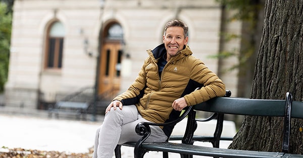 Administerende direktør Svein Tore Samdal sitter på en benk i en park