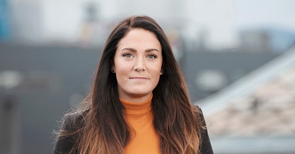 Rådgiver Marit står ute og smiler