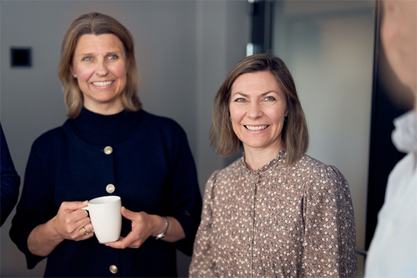 Anette og Birgit jobber i avdelingen Eiendomsfinansiering i Oslo, illustrasjon til artikkel På lag med kundene