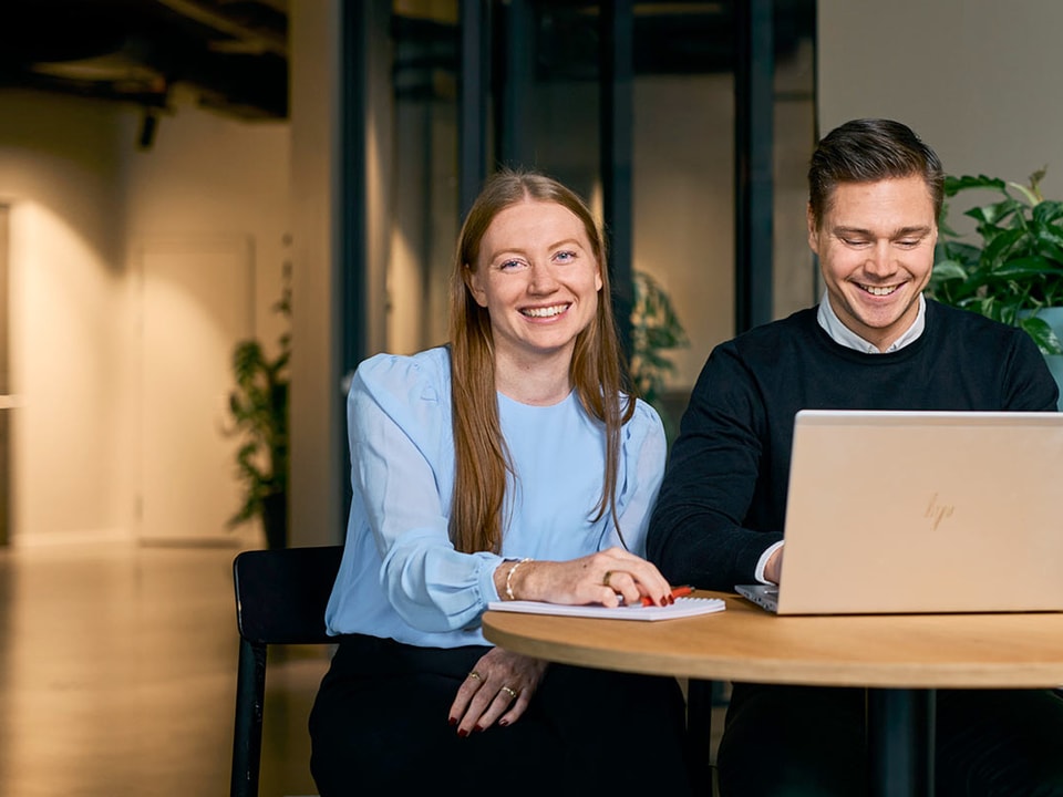 Dame og mann foran laptop, til illustrasjon for hvordan bruke BNBank