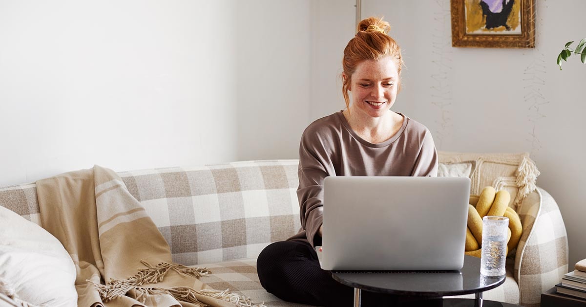 Dame søker etter bolig på pc, til illustrasjon for når er det best å kjøpe bolig