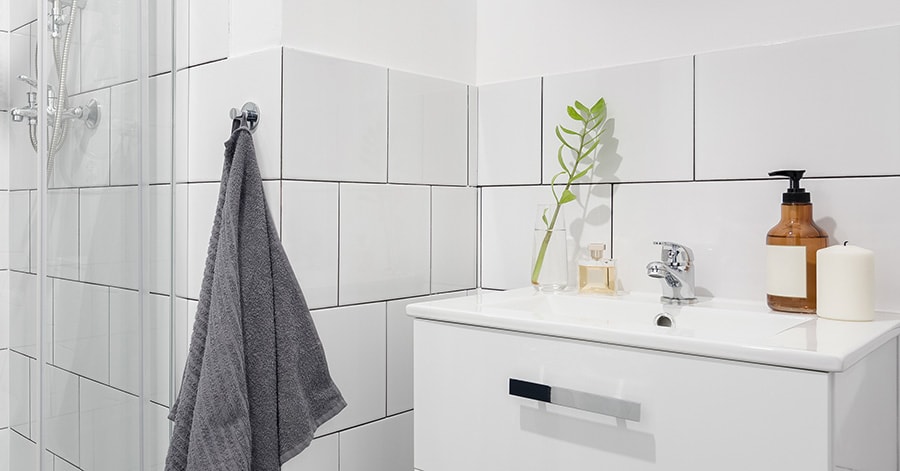 Baderom med vask og detaljer, til illustrasjon for pusse opp bad