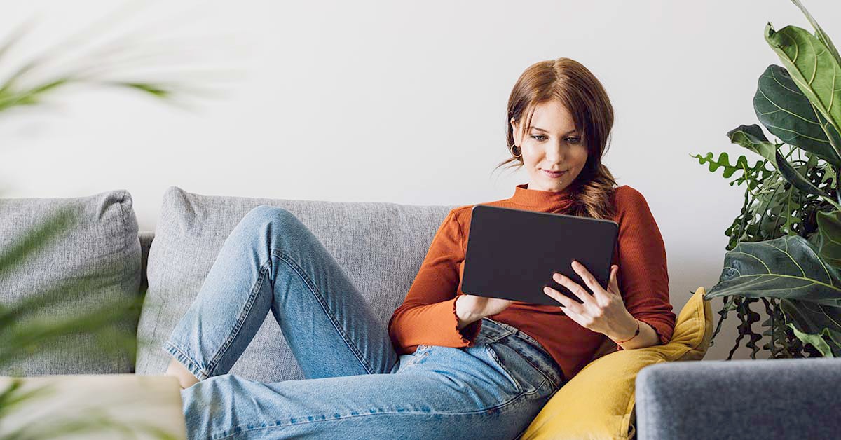 Dame på nettbrett lurer på når er det best å selge bolig