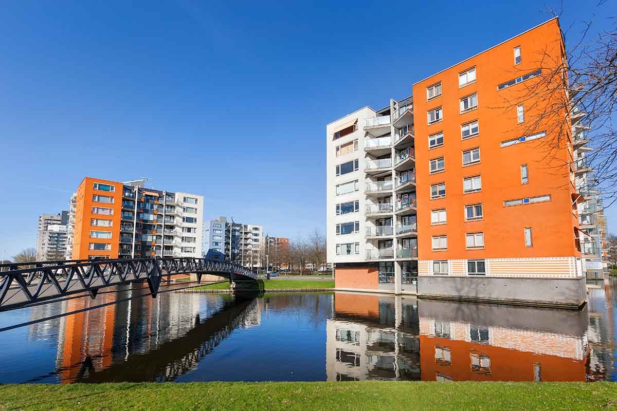 Boligblokker ved vann, til illustrasjon for fellesgjeld