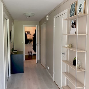 Gang med bokhyller og oppbevaring, til illustrasjon for drømmen om egen bolig