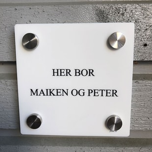 Navneskilt fremfor døra, til illustrasjon for drømmen om egen bolig