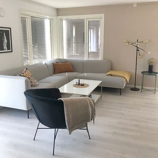 Moderne stue i leilighet med sofa, sofabord og stol, til illustrasjon for drømmen om egen bolig