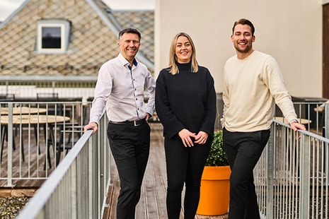 Vegar, Kine og Peter er tre ansatte i BN Bank og snakker sammen på takterassen