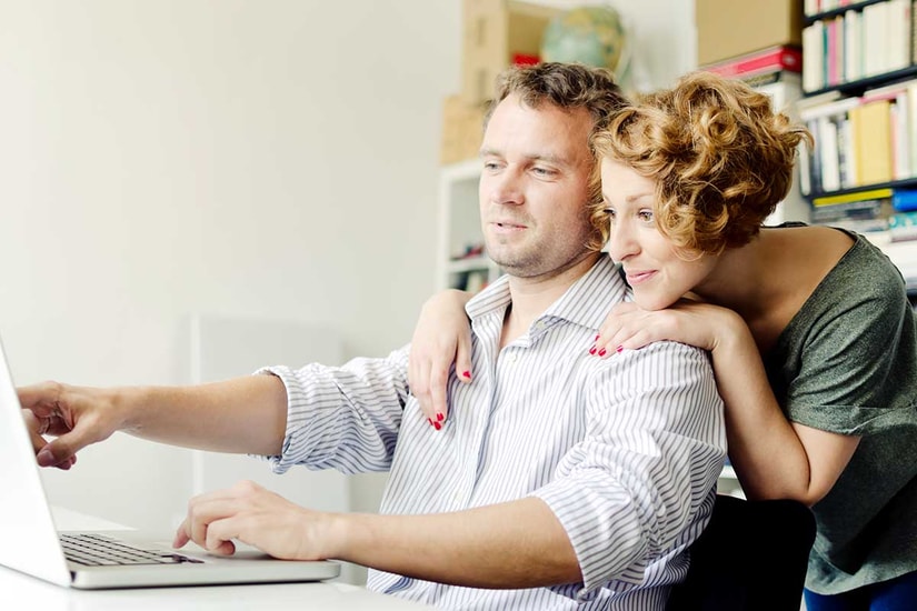 En mann peker på en skjerm med en dame bak seg, til illustrasjon for finansieringsbevis