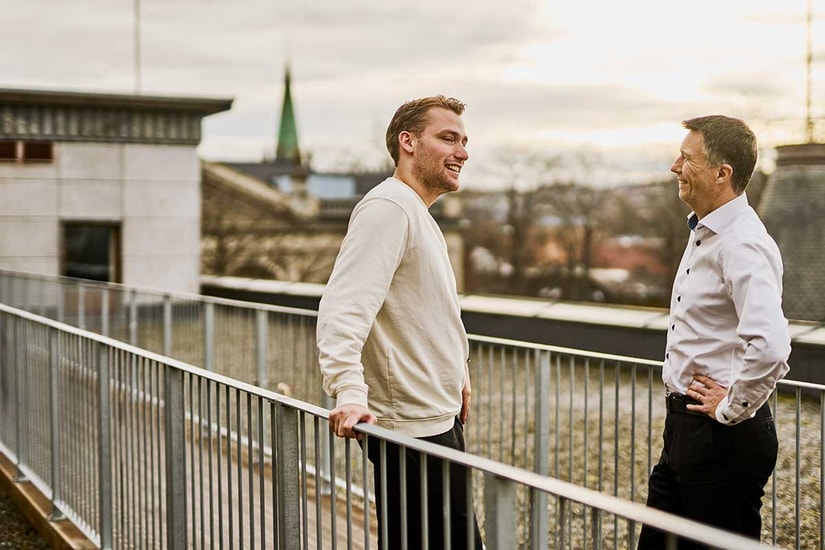 Kunderådgiver Peter og IT sjef Vegar slår av en prat på takterassen til BN Bank, til illustrasjon for bedriftskunder