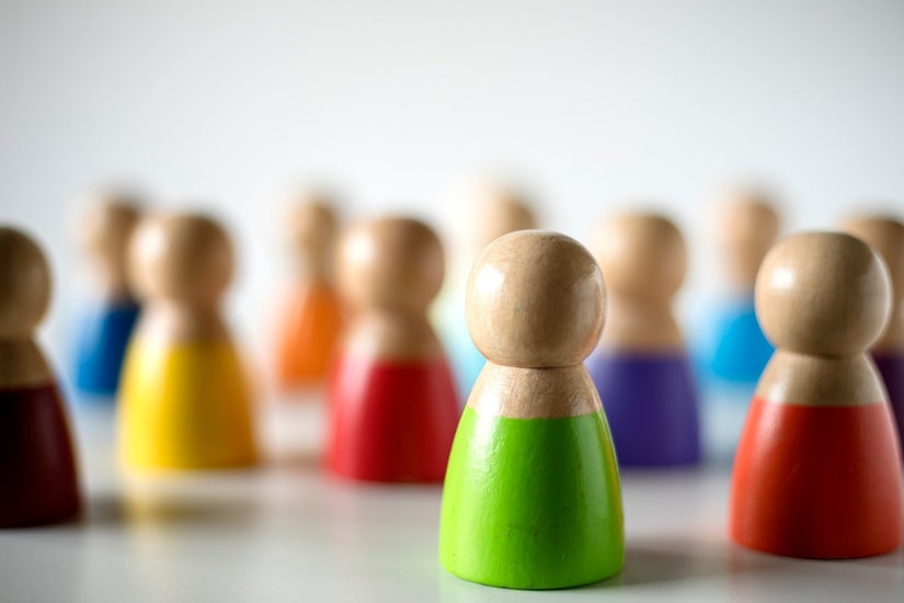 Spillbrikker i ulike farger, til illustrasjon for likestillingsredgjørelse