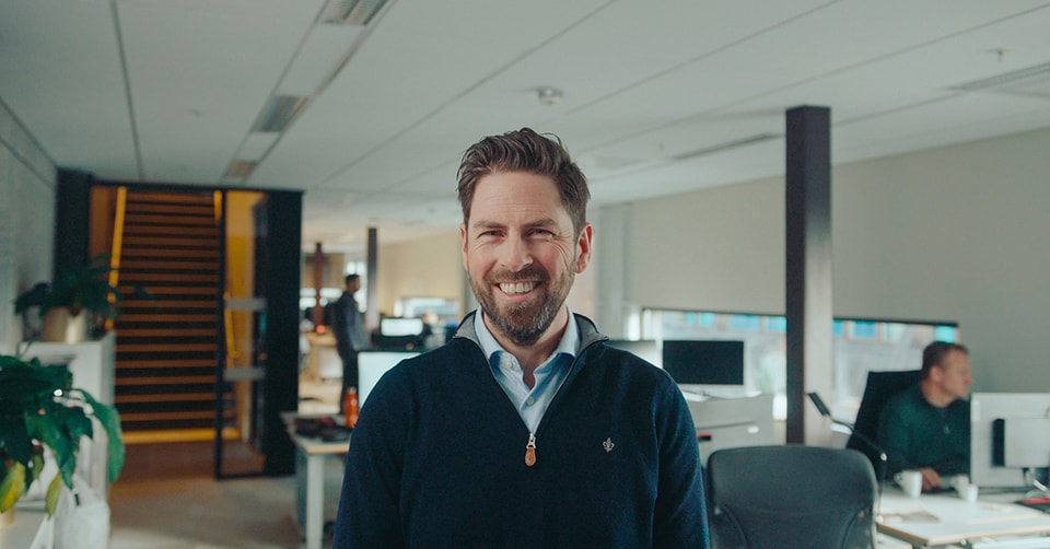 Rådgiver smiler til kameraet i BN Bank sitt lokale