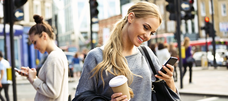 Dame bruker mobilbank på mobilen