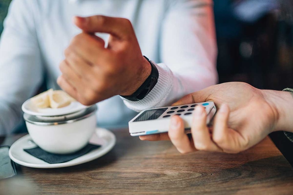 Mann betaler kaffe med FitBit - Pay