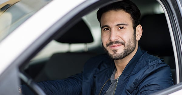 Ung mann kjører bil, til illustrasjon for flytt billånet