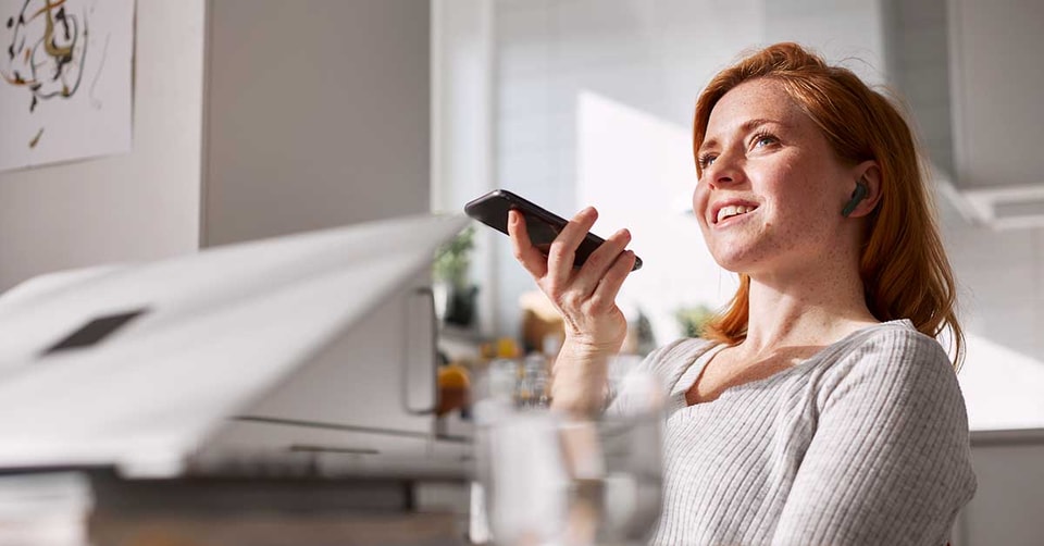 Jente snakker i telefonen, til illustrasjon for serielån vs annuitetslån