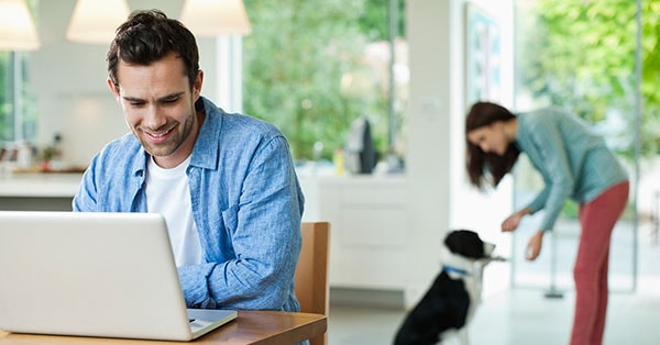 Mann med laptop regner ut egenkapital