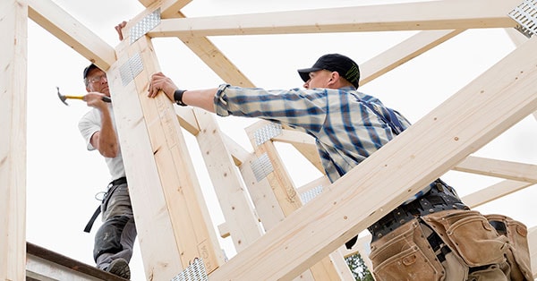 To menn som bygger hus, til illustrasjon for pusse opp