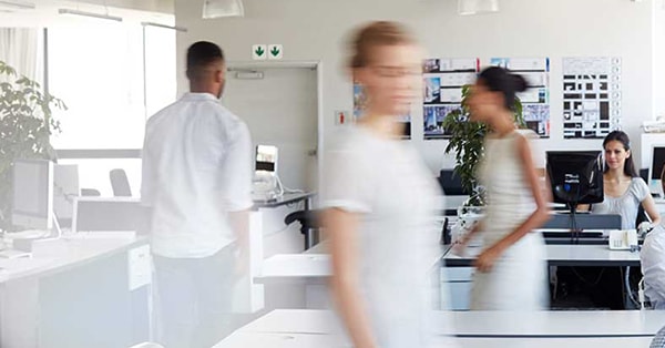 Mennesker beveger seg rundt i kontorlandskap, til illustrasjon for regnskapssystem