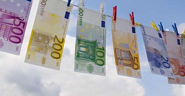 Pengesedler henger til tørk, til illustrasjon for antihvitvask