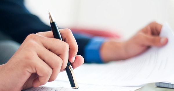 Person som sjekker årsoppgave