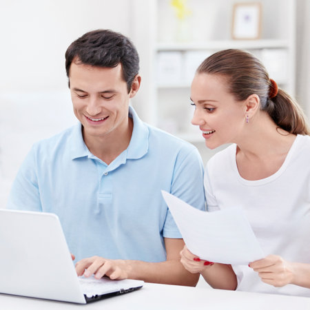 Mann og dame ser gjennom skattemeldingen