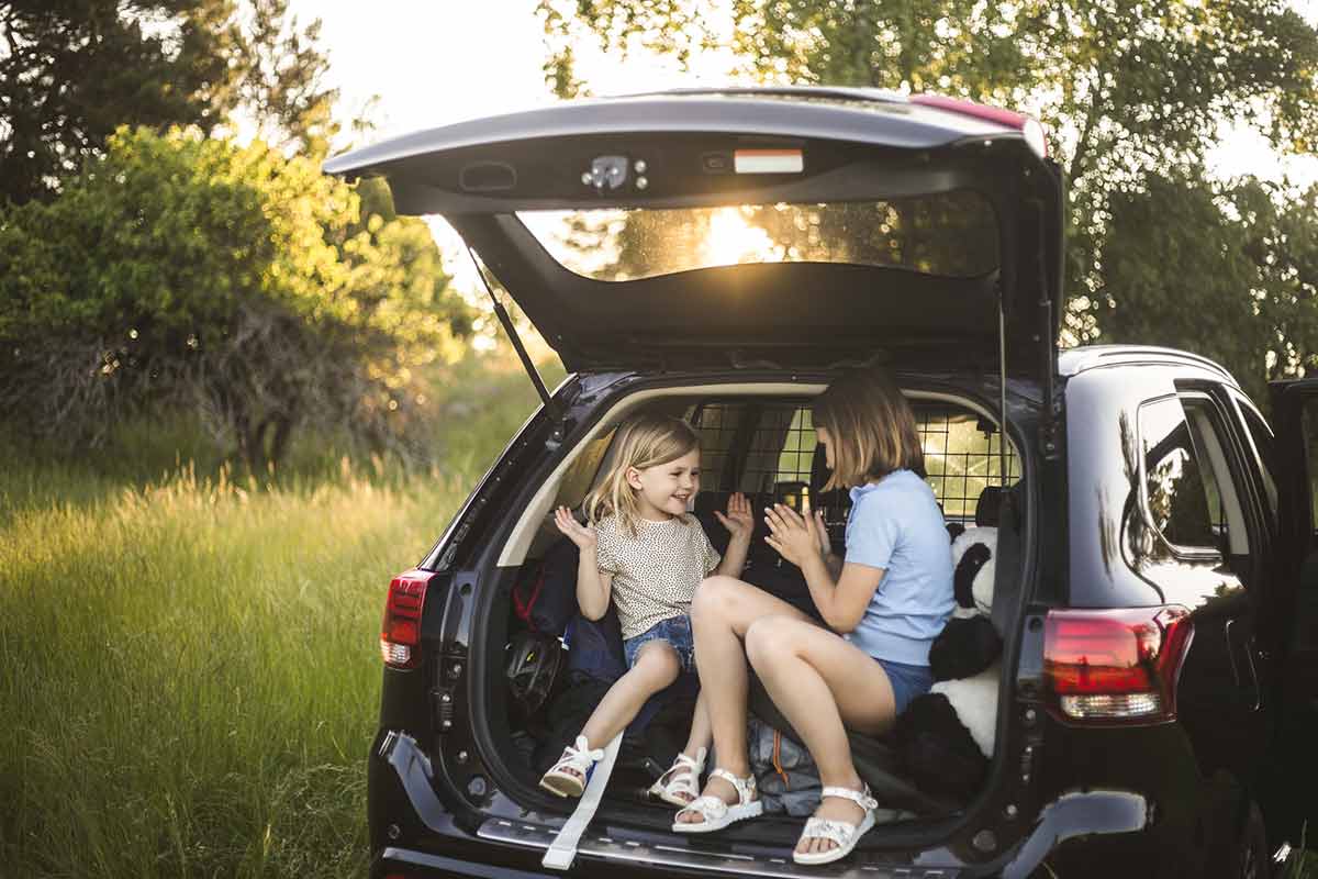 To barn leker i bagasjerommet på en bil, til illustrasjon for billån