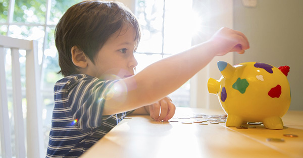 Gutt slipper penger på sparegris, til illustrasjon for spare til barna