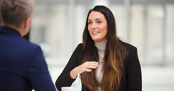 Kunderådgiver i BN Bank, Marit, snakker med en kunde, til illustrasjon for BN Bank