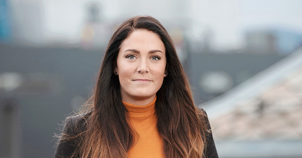 Rådgiver Marit står ute og smiler