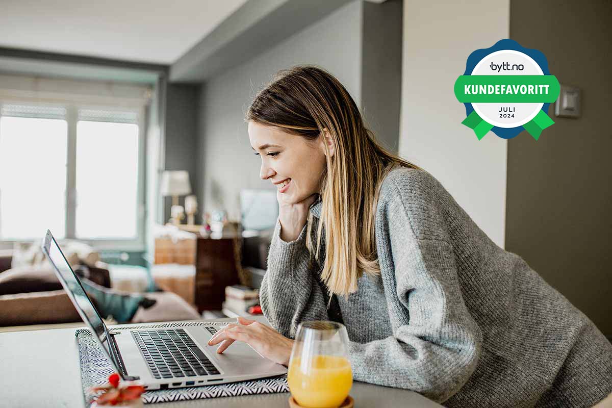 Kvinne med laptop og et glass appelsinjuice, til illustrasjon for daglig bruk